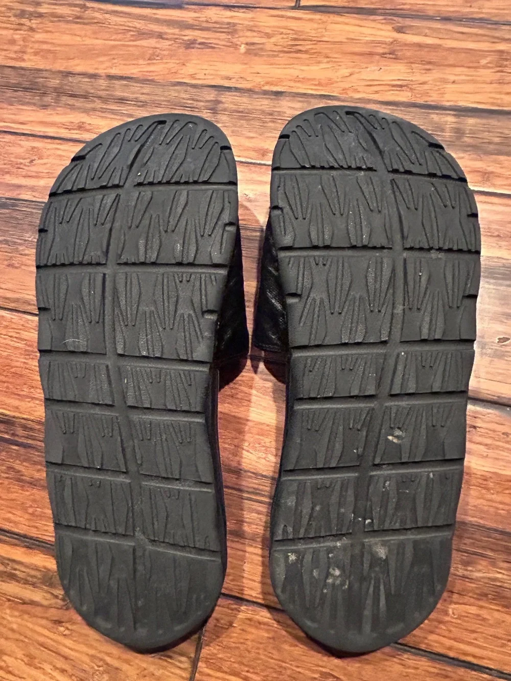 Nike Benassi SolarSoft Slides. Black/white. Very good condition. Size 9.